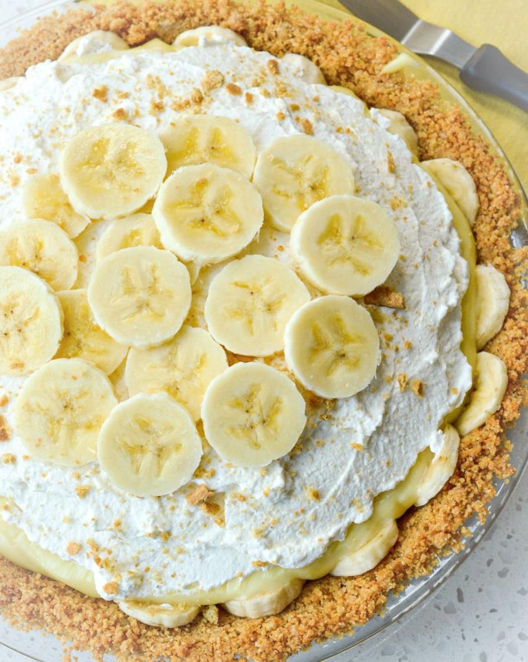 „Banana Cake Supreme z Puszystą Bitą Śmietaną: Przepis na Klasyczny Wypiek”
