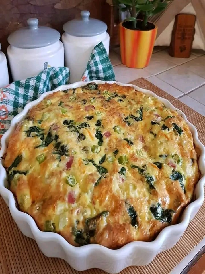 Warzywna frittata z bekonem – pieczony quiche bez ciasta