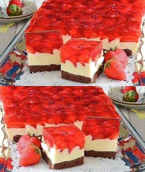 “Pyszne ciasto truskawkowe z twarogiem i mascarpone – szybka i smaczna receptura”