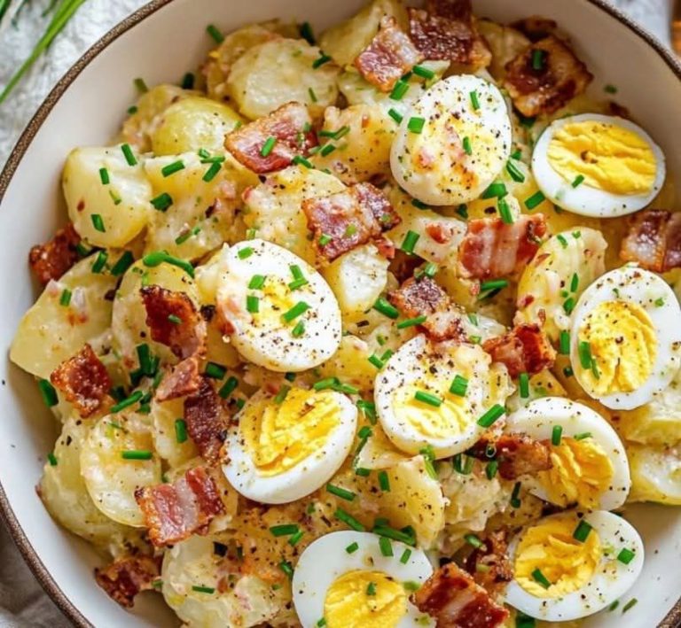 Sałatka z ziemniakami, boczkiem i jajkiem Chrupiące, smaczne i idealne na lekki lunch lub piknik!