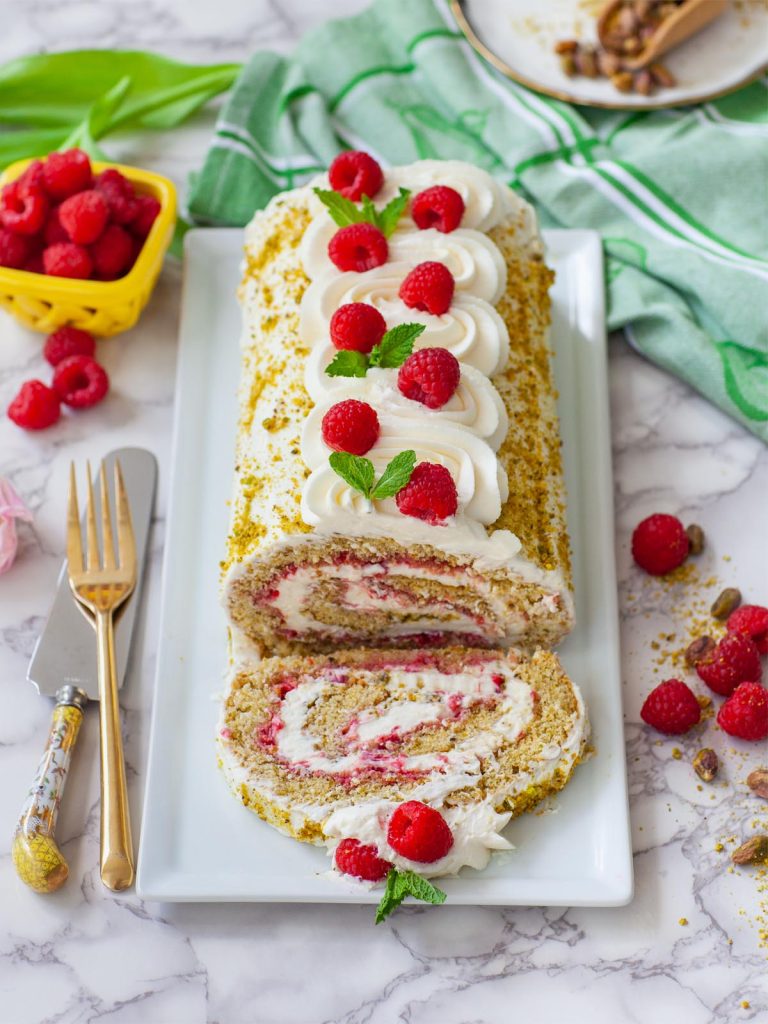 Tort rolada pistacjowa z malinami (wideo)