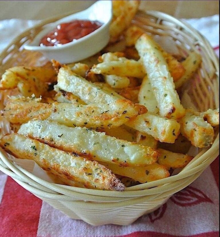 Pieczone w piekarniku frytki z czosnkiem i parmezanem