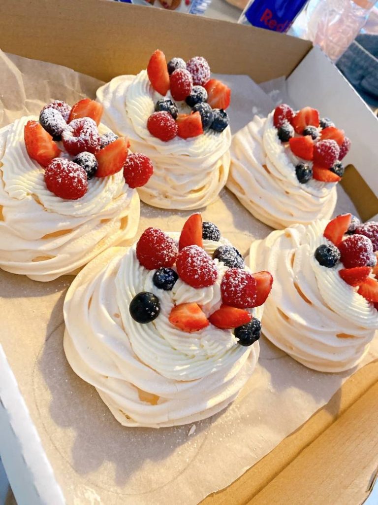„Mini Pavlova – Delikatne Bezy z Chmurką Kremu i Owocami”