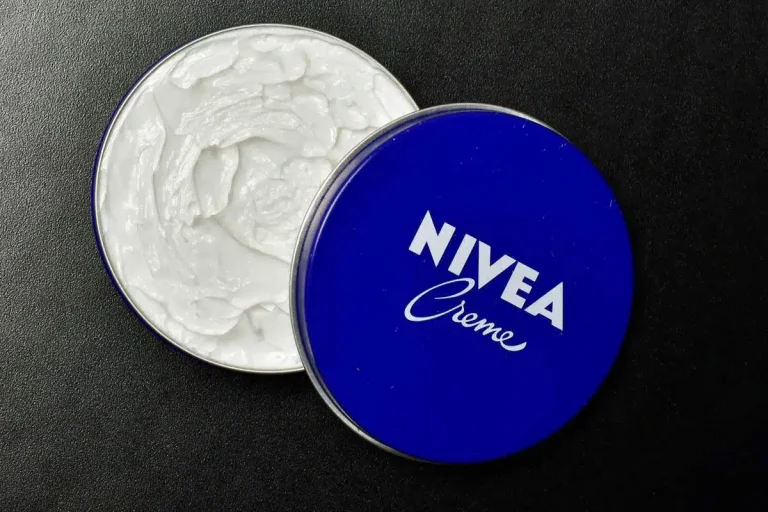 94 / 5 000 Ten niebieski słoiczek ma wszystko: dlaczego krem ​​Nivea jest nadal produktem, który musisz mieć