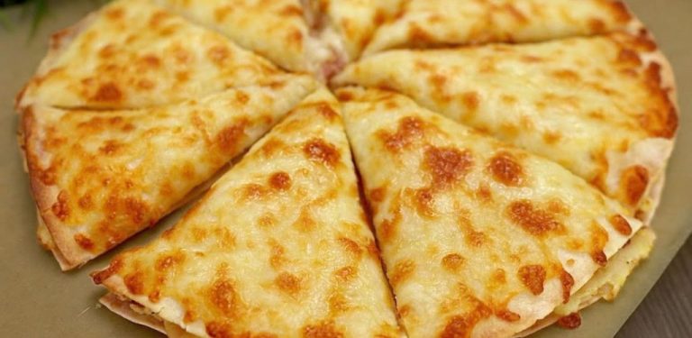 Tortilla z pieczonymi ziemniakami i mozzarellą
