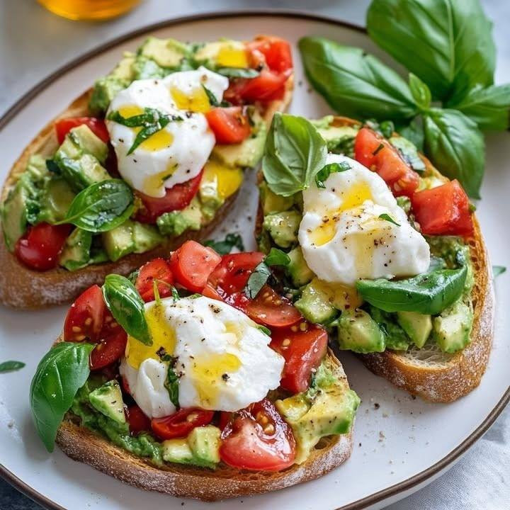 Bruschetta z awokado i burratą, pomidorami na wiejskim chlebie