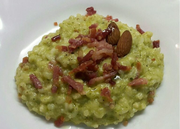 Risotto z kremem z cukinii, migdałami i boczkiem
