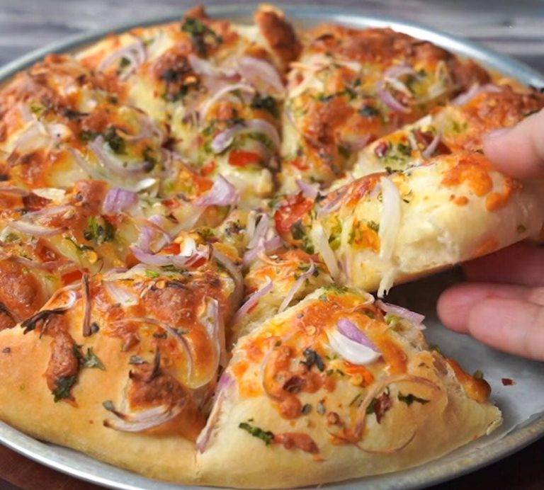 Lepsze niż pizza! Ten pikantny chleb z cebulą, chili i serem to nasz nowy hit!