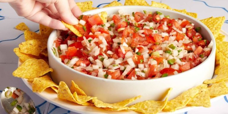 Czy tak jak ja uwielbiasz pico de gallo? To klasyczny meksykański dip (lub sos) pomidorowy, który dodaje świeżości, zdrowia i niskokalorycznego smaku praktycznie każdemu meksykańskiemu daniu.
