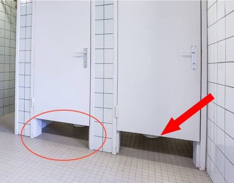 Dlaczego drzwi publicznych toalet nie sięgają podłogi