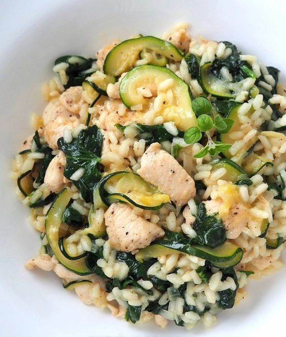 Dietetyczne risotto z cukinią, szpinakiem i kurczakiem 🥒