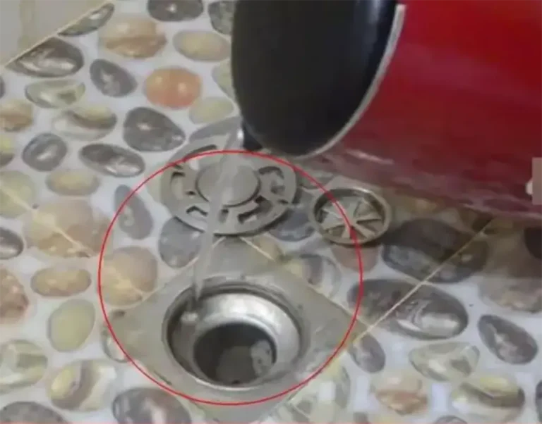 Dlaczego wiele osób wylewa gorącą wodę do odpływów?