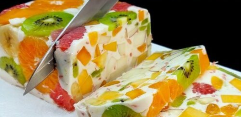 Zdrowy deser z mlekiem i owocami