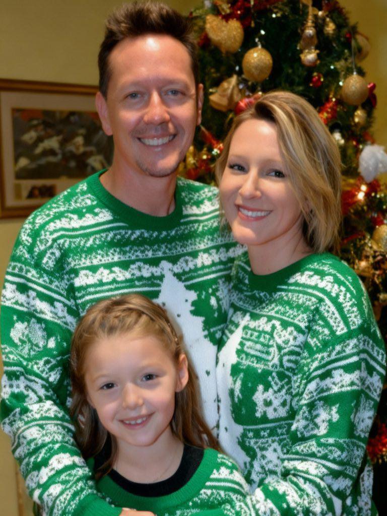 Mój mąż dostał świąteczny prezent od swojej pierwszej miłości. Otwierając go przy nas, powiedział ze łzami w oczach: „Muszę iść”.